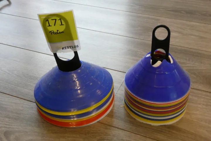 Posten Markierungshütchen / Markierungsscheiben, mehrfarbig, mit Halter